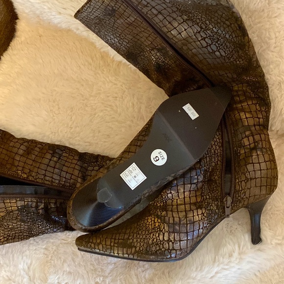 •Snake print heeled boots - Picture 3 of 5